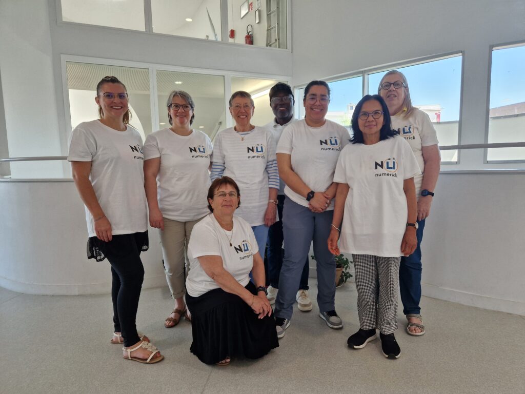 Photo d'un groupe de personnes qui portent des t-shirts Numericli